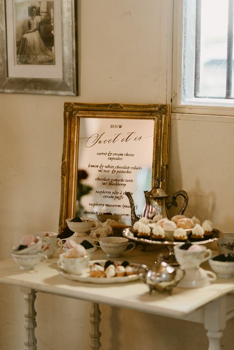 If You're Thinking About Thrifting Your Decor, You Have to See This Chic Antique Historic Walton House Wedding | Junebug Weddings Chic Wedding Theme Ideas, Vintage Decor For Wedding, Antique Bridal Shower Decor, Victorian Wedding Traditions, Antique Wedding Inspiration, Old Romance Wedding, Modern Victorian Wedding Decor, Simple Vintage Wedding Decorations, Antique Modern Wedding