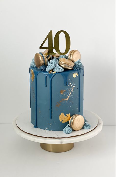 Navy blue cake with darker blue drip. Gold accents along side of cake. The top and side are decorated with gold macarons and blue meringues. In the middle there is a gold cake topper that reads “40”. Gold And Blue Cake Birthday Men, Chocolate Shavings On Cake, Blue 40th Birthday Cake, Men’s Cake Design, Male Cake Designs, Blue Macaron Cake, Male 40th Birthday Cake, Birthday Cake 11 Boy, 40th Birthday Ideas For Men Cake