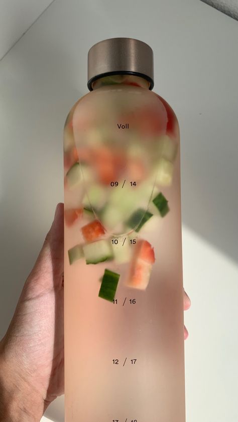 #aesthetic#water#summer#fruits#holidays#strawberry#cucumber Fruit Water Aesthetic, Strawberry Cucumber Water, Drink Water Aesthetic, Water With Fruit, Strawberry Detox Water, Wellness Girly, Strawberry Cucumber, Strawberry Water, Aesthetic Water