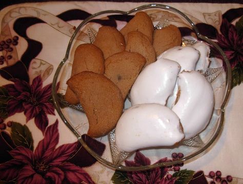 I don't think there is a more traditional Mennonite Christmas Cookie than this one - unless it is the Ammonia Cookie. As far back as I c... Cookies Recipes Gluten Free, Mennonite Girls Can Cook, Mennonite Recipes, Christmas Jam, Friendship Bread, Grandma Style, Gluten Free Cookie Recipes, Jam Cookies, Amish Recipes