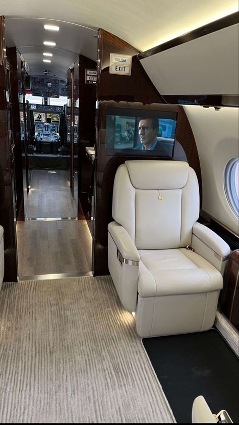 Private Plane Interior, Plane Interior, Jets Privés De Luxe, Jet Interior, Trading Room, Private Jet Plane, Private Jet Interior, Jet Privé, Luxury Jets