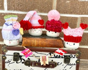 Wood Tray Decor, Marshmallow Cups, Marshmallow Hats, Marshmallow People, Mug Crochet, Valentine Board, Valentine Hats, Mug Decor, Marshmallow Mug Hats