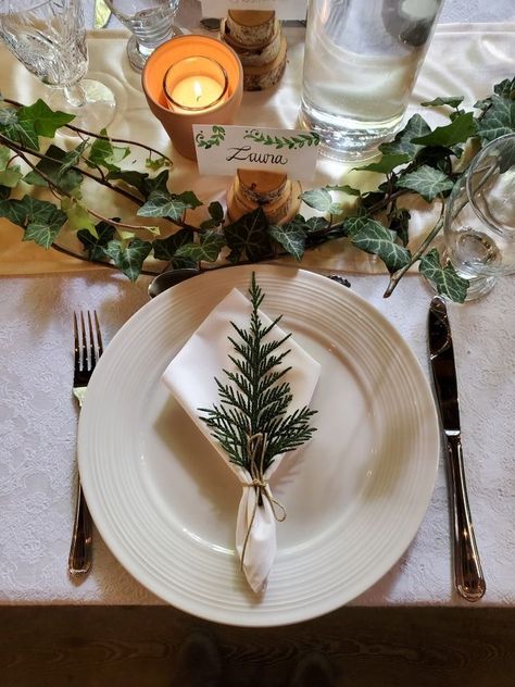 Winter Forest Table Decor, Winter Place Cards, Winter Wedding Circle Table Decorations, Cedar Wedding Centerpieces, Winter Round Table Centerpieces, Cedar Centerpiece Wedding, Ivy Table Decor, Forest Themed Christmas, Cedar Wedding Decor