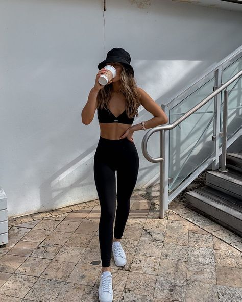 Cap Girl, Fits Aesthetic, Gym Fits, Fitness Inspiration Body, Summer Attire, Pinterest Girls, Sporty Outfits, A Pic, White Wall