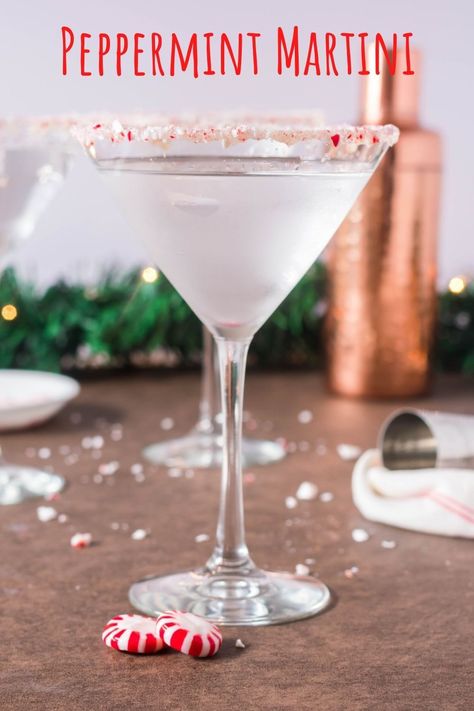 This easy and festive peppermint martini is perfect wherever you are celebrating Christmas this year! Pepermint Martini, Peppermint Martini Recipe, Breakfast Casserole With Bread, Starlight Mints, Peppermint Martini, Xmas Drinks, Christmas Martini, Martini Party, Salad Sauce