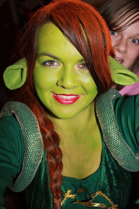 DIY Shrek Princess Fiona Halloween Costume Idea 5 Fiona Shrek Costume, Shrek Costume Diy, Shrek And Fiona Costume, Fiona Costume, Shrek Jr, Fiona Shrek, Shrek Costume, Polar Plunge, Princess Fiona