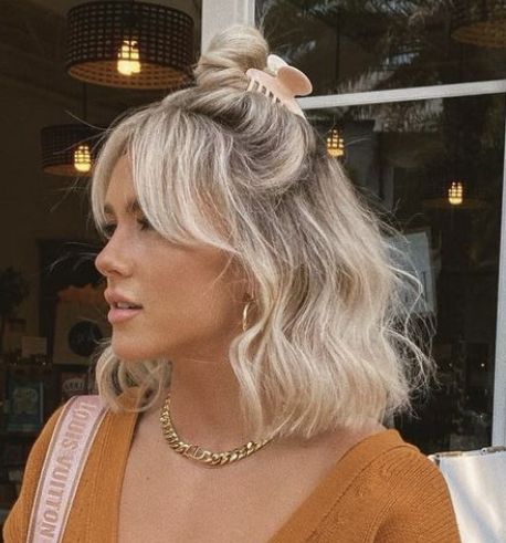 Carpet Bangs Short Hair, Blonde Hair 2023 Bangs, Short Hairstyle Women With Side Bangs, Curtain Bangs Short Hair With Glasses, Feminine Back Neck Tattoos, Jo And Kemper Hair, Blonde Inspo Hair Short, Bob Balayage With Bangs, Low Maintenance Hair Color Short