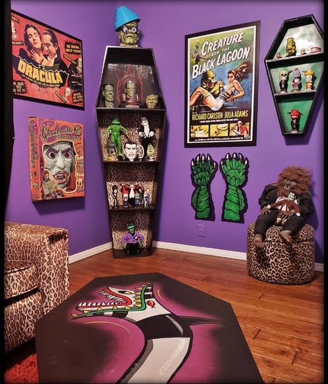 Horror Living Room Decor, Horror Themed Bathroom Ideas, Horror Themed Gaming Setup, Horror Movies Room Decor, Horror Bathroom Ideas, Horror Themed Decor, Figure Room Ideas, Horror Wall Decor, Horror Movie Themed Room