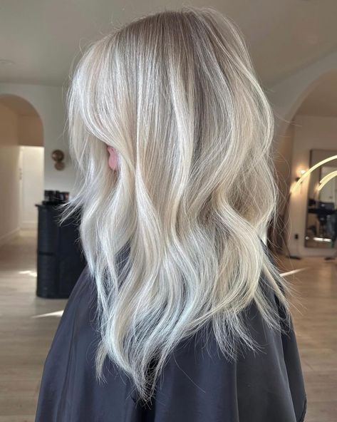 29 Winter Blonde Hair: Inspiring Ideas for the Cold Season Brown Hair With Blonde Balayage, Cold Blonde, Winter Blonde Hair, Fall Blonde Hair Color, Winter Blonde, Brown To Blonde Ombre, Bright Blonde Hair, Fall Blonde Hair, Blonde Hair Ideas