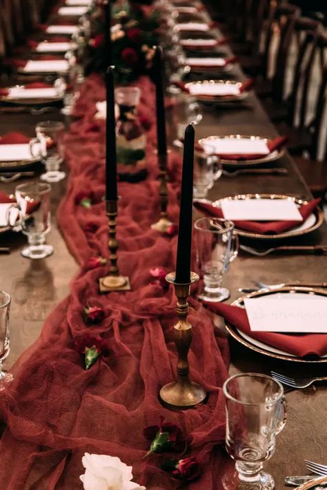 Gryffindor Wedding Theme, Harry Potter Aesthetic Wedding, Harry Potter Wedding Aesthetic, Harry Potter Table Decor, Gryffindor Wedding, Modern Harry Potter, Belive In Magic, Classy Halloween Wedding, Harry Potter Table