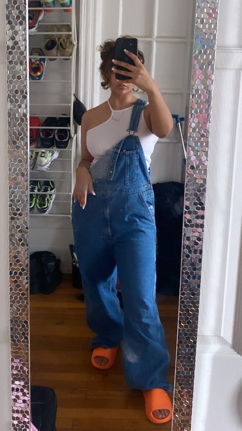 Baddie Overall Outfits, Overalls Black Women, Overalls Outfit Summer Aesthetic, Overalls Outfit Black Women, Jean Overall Outfits Summer, Oversized Overalls Outfit, Overall Outfits Summer, Jean Overall Outfits, Overalls Outfit Aesthetic