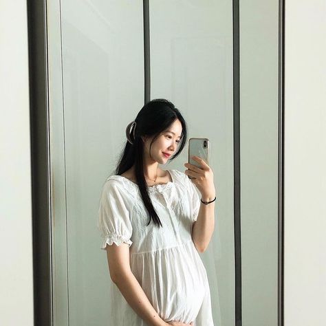 Ulzzang Girl Hamil, Ibu Hamil Aesthetic, Korean Pregnant, Pregnacy Fashion, Aesthetic Dress Outfit, Pregnant Outfit, Fashion Outfits Summer, Pregnant Outfits, Pregnant With A Girl