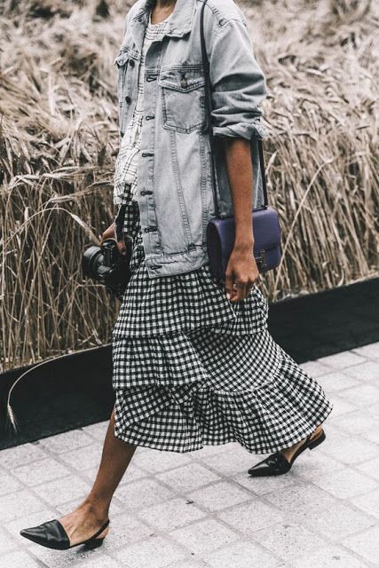 street style outfit gingham ruffle skirt and denim jacket Street Style Celebrities, Walking Down The Street, Looks Street Style, Street Style Trends, Street Style Chic, A Skirt, Street Style Inspiration, 가을 패션, Street Chic