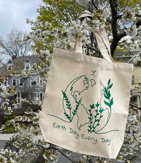 Earth Line Drawing, Sea Club, Tote Bag Organizer, Garden Tote Bag, Decorated Gift Bags, Tods Bag, Diy Tote, Painted Tote, Diy Tote Bag