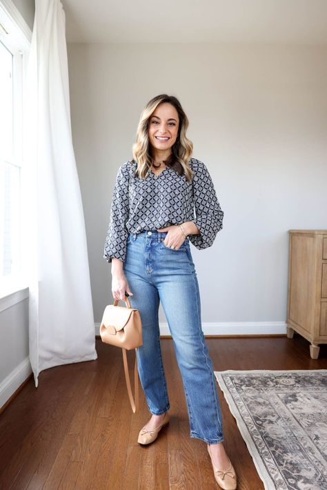 Five petite-friendly outfits ideas for spring | straight jeans outfits for spring | spring outfits | petite style | LOFT spring finds Spring Outfits Petite, Straight Jeans Outfits, Petite Women Outfits, Minimalist Casual Outfit, Petite Style Outfits, Spring Sweater Outfits, Straight Jeans Outfit, Loft Outfits, Spring Outfit Idea