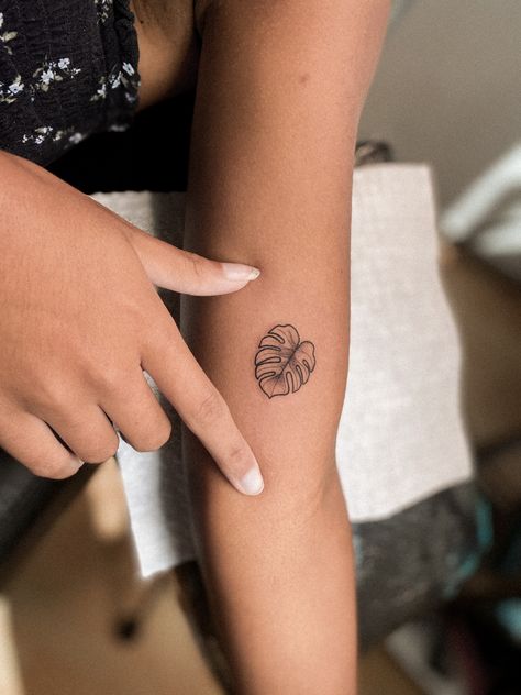 Flash Plant Tattoo, Small Monstera Leaf Tattoo, Plant Tattoo Monstera, Hawaii Plant Tattoo, Taro Leaf Tattoo, Thai Constellation Monstera Tattoo, Small Palm Leaf Tattoo, California Tatoos Ideas, Plant Small Tattoo