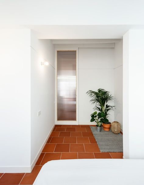 Terracota Tile, 70’s House, Terracotta Tile Floor, Modern Mountain House, Terracotta Floor, Living Room Decor Inspiration, Tile Flooring, Prefab Homes, Mid Century House