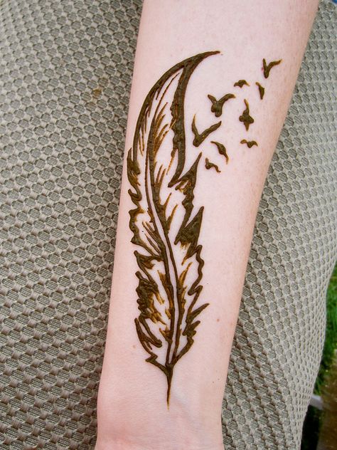 Fading feather | Flickr - Photo Sharing! Henna Feather, Henna Designs Arm, Tattoo Designs Henna, Henna Tattoo Designs Arm, Henna Ink, Henne Tattoo, Cute Henna, Tato Henna, Henna Tattoo Hand