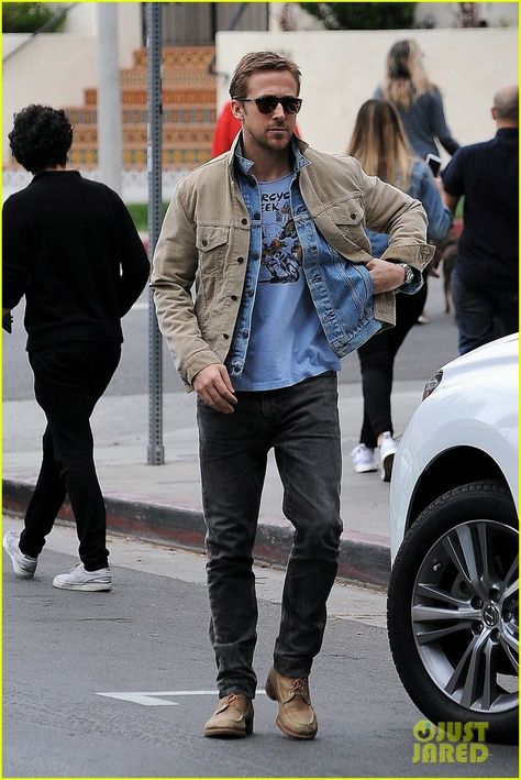 Ryan Gosling in Los Angeles 25 May, 2017 Ryan Gosling Style, Street Style 2022, Райан Гослинг, Mens Fashion Rugged, Best Outfits, Ryan Gosling, Black Men Fashion, Mens Winter Fashion, Fashion Images