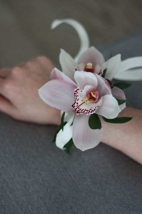 Floral Corsage Wrist, Pink Orchid Corsage, Orchid Wrist Corsage Prom, Purple Orchid Corsage, Orchid Corsage Wedding, Orchid Corsage And Boutonniere, Corsage Orchid, Pink Orchids Centerpiece, Orchid Wrist Corsage