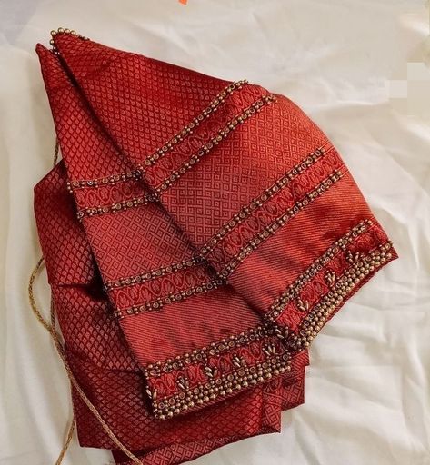 Simple Wedding Blouse Designs, Red Blouse Design, Blouse Designs Aari Work, Blouse Maggam Work, Silk Saree Blouse Designs Patterns, Latest Bridal Blouse Designs, Maggam Work Blouse, Latest Blouse Designs Pattern, Traditional Blouse Designs