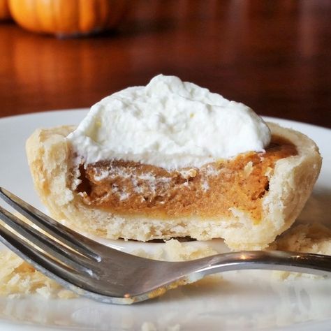 Pumpkin Pie Muffins, Pie Filling Desserts, Mini Pumpkin Pies Recipe, Halloween Food Recipes, Ice Cream Caramel, Mini Pumpkin Muffins, Pies Before Guys, Pumpkin Pie Oatmeal, Gluten Free Pumpkin Pie