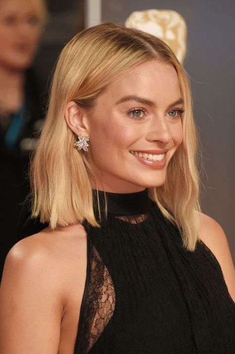 Lob mit Mittelscheitel, glatte blonde Haare, schwarzes Outfit und silberne Ohrringe mit Kristallen Margot Robbie Hair, Medium Length Hairstyles, Blonde Haircuts, Midlength Haircuts, Shoulder Length Hair Cuts, Short Blonde, Medium Hair Cuts, Shoulder Length Hair, Medium Length Hair Cuts