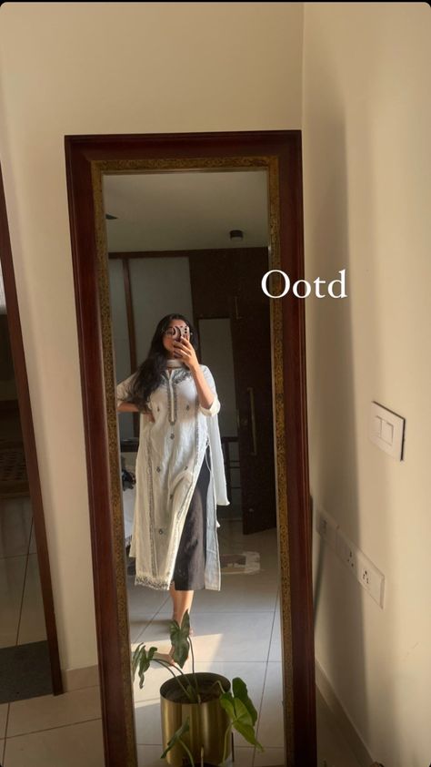 Kurta For College Students, Desi Office Outfit, Office Looks For Women Indian, Indian Office Wear Women, Desi Casual, Office Wear Women Work Outfits, Simple Kurta Designs, Desi Fashion Casual, Casual Indian Fashion