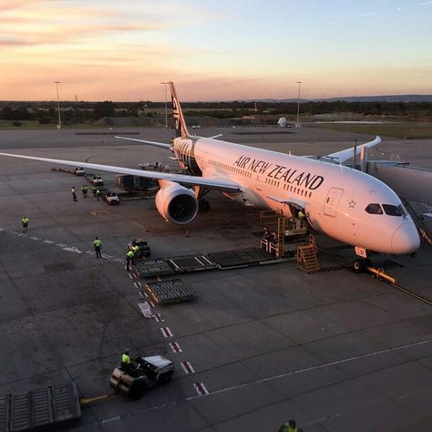 Air New Zealand B787-900, Auckland International Airport, being prepared for its flight to Perth as NZ175 @mark.herd New Zealand Airport, Pilot Life, Perth Airport, Auckland Airport, Nelson New Zealand, Boeing 787 9 Dreamliner, First Class Flights, Airport Pictures, Airplane Wallpaper