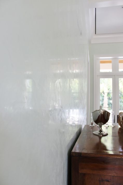 Venetian plaster in glossy white for a bright airy interior by Rich Coulter of Coulter Designs. Stucco Veneziano, Stucco Wall, Venetian Plaster Walls, Polished Plaster, Faux Plafond, Box Designs, Venetian Plaster, Interior Design Business, Wall Finishes