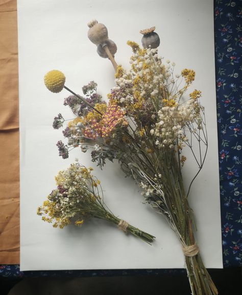 Mix of Dried Yarrow, Woad, Gypsophila, Poppy seed heads. Natural flowers from my garden, cut and air dried in 2023. Both bouquets consist of the same flowers. Large Bouquet about 40-45 cm tall. Mini Bouquet about 15 cm tall. Yarrow Wedding, Dried Yarrow, Dried Sunflowers, Large Bouquet, Bouquet Tutorial, Holy Matrimony, Mini Bouquet, Seed Heads, Flower Bunch