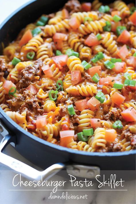 One Pot Cheeseburger Casserole - This cheesy goodness comes together so easily in one skillet. Even the pasta gets cooked right in the pan! Hamburger Casseroles Recipes, Cheeseburger Pasta, Resep Pasta, Ground Beef Casserole Recipes, Cheeseburger Casserole, Easy One Pot Meals, Beef Casserole Recipes, Yummy Casseroles, Beef Dishes