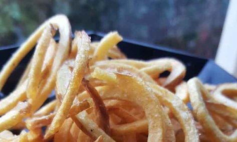 French fries are a classic food and it's hard to find healthy fries, but making a homemade version is easier than you think. This recipe is a fun and delicious twist (literally!) on curly fries using grass-fed beef tallow and allowing for your favorite seasonings at the end. French Fries Seasoning, Curly Fries Recipe, French Frie Seasoning, Fries Seasoning, Fried Potatoes Recipe, Healthy Fries, French Fried Potatoes, Homemade French Fries, Low Histamine