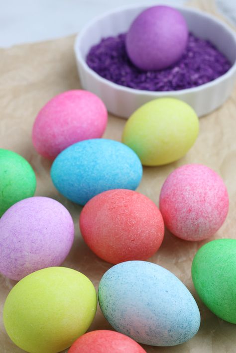 How to Color Eggs With Rice - Confessions of Parenting- Fun Games, Jokes, and More How To Color Eggs, Coloring Rice, Eggs With Rice, Rice And Eggs, Color Eggs, Easter Scavenger Hunt, Easter Bunny Cupcakes, Cute Diy Projects, Colored Rice