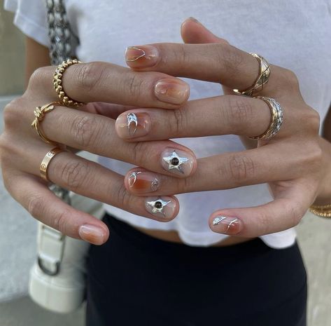 Rings Short Nails, Detail Nails Designs, Short Nails And Rings, Short Nails With Rings, Short Fingers Rings, Short Nail Art Aesthetic, Cool Natural Nail Designs, Short Nail Designs Aesthetic, Short Nail Aesthetic Designs