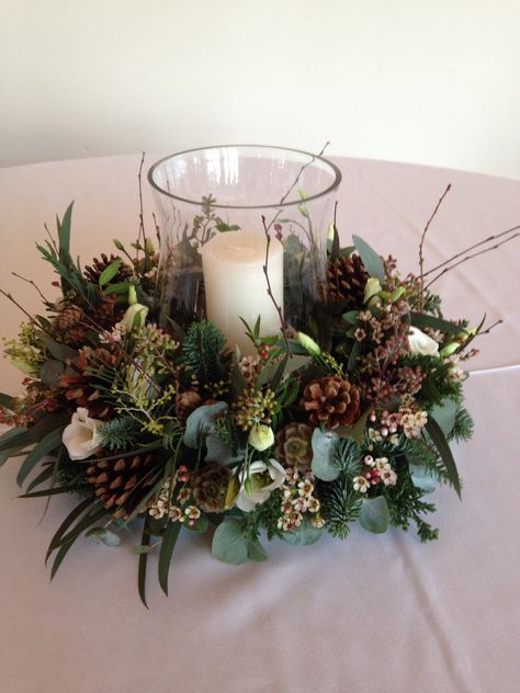 Christmas Table Flowers Arrangements, Christmas Flower Centerpieces, Christmas Wedding Flowers, Christmas Candle Centerpiece, Dekoratívne Vence, Christmas Coffee Table Decor, Christmas Flower Decorations, Christmas Advent Wreath, Christmas Decorations Centerpiece