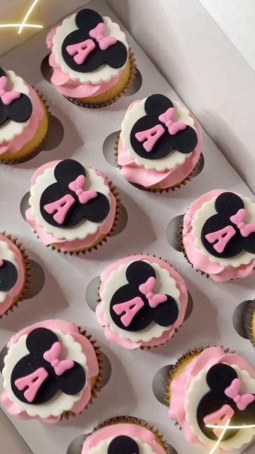 Mini Mouse Cupcakes Ideas Pink, Mini Mouse Cupcakes Ideas, Minnie Mouse Birthday Treats, Minnie Mouse Desserts, Minnie Mouse Treats, Minnie Mouse Cupcake Cake, Minney Mouse, Minnie Mouse Cupcake Toppers, Minnie Mouse Cupcake