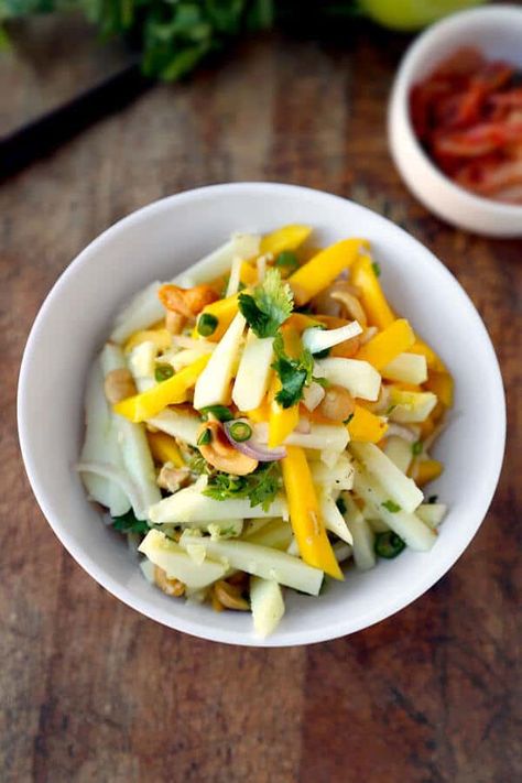 An easy, delicious and energizing spicy mango apple salad with authentic Thai flavors. Substitute green mango with granny smith apple for a healthy treat. Thai Apple Salad Recipe, Apple Recipes For Dinner, Apple Recipes Dinner, Green Apple Salad, Savory Apple Recipes, Thai Mango, Asian Side Dishes, Apple Salad Recipes, Asian Dinner Recipes