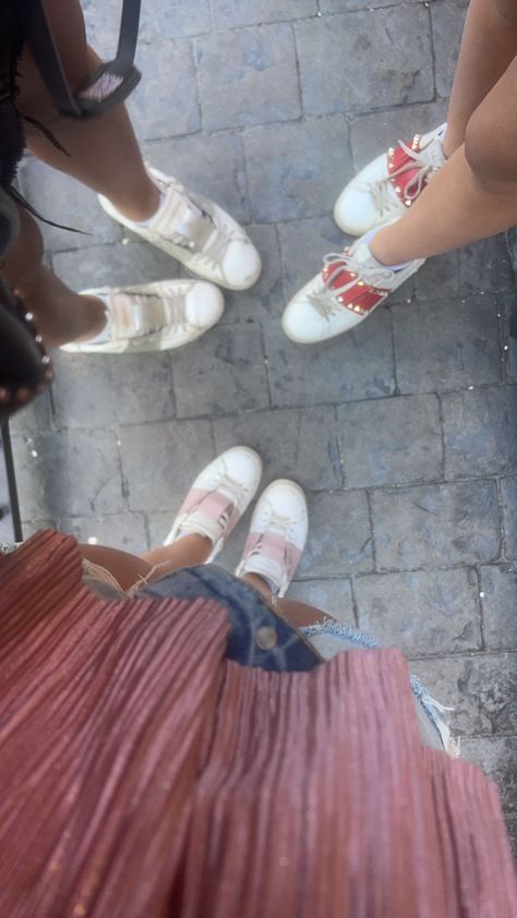 Valentino Shoes Outfit, Valentino Shoes Sneakers, Fashion Advice Woman, Valentino Sneakers, Style Inspiration Summer, Stockholm Fashion, Mode Inspo, Dream Shoes, Dream Clothes