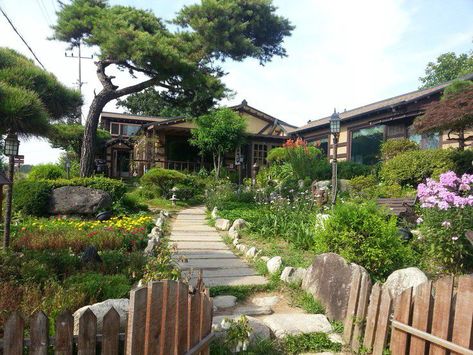 #fanfiction Korean Countryside House, Korean Backyard, Korean Traditional Restaurant, Korean Neighborhood, Korean House Exterior, Korean Garden, Korean Traditional House, Traditional Korean House, Korean House