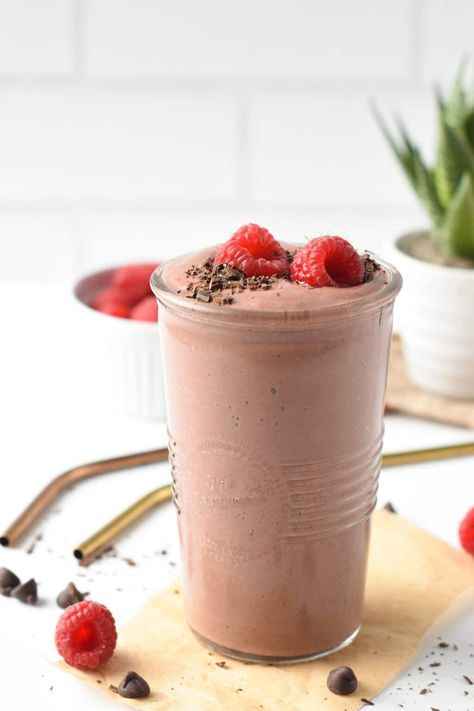 A thick, creamy, and decadent Chocolate Raspberry Smoothie with fudgy chocolate texture and fruity raspberry flavors. Chocolate Raspberry Smoothie, Cottage Cheese Smoothie, Greek Yogurt Smoothie, Breakfast Shake, Chocolate Texture, High Protein Smoothies, Keto Smoothie Recipes, Chocolate Bites, Low Carb Fruit