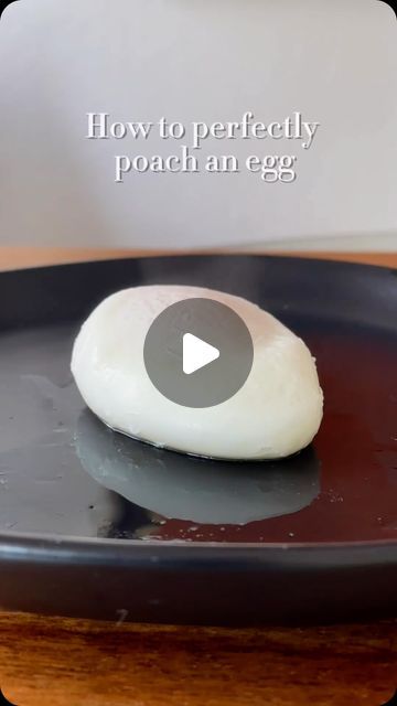 Egg Poaching Easy, Poach Eggs Easy, How To Make Perfect Poached Eggs, Best Poached Eggs Recipe, Poach Eggs In Microwave, Poach Eggs In Water, How To Poach Eggs In Water, How To Poach Eggs, Pouch Eggs How To Make