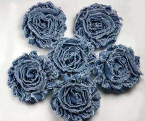 Цветы из джинсовой ткани. Flowers denim Återvinna Jeans, Diy Fleur, Blue Jeans Crafts, Denim And Diamonds, Denim Flowers, Denim Ideas, Recycle Jeans, Denim Crafts, Old Jeans