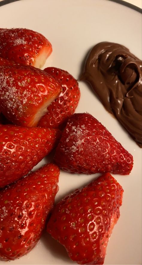 Night Snacks Snapchat, Night Snacks Snap, Late Night Snacks Aesthetic, Strawberry And Nutella, Sweets Healthy, Late Night Snack, Strawberry Shortcake Recipes, Catering Ideas Food, Healthy Food Inspiration