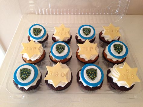 Cupcakes delivered to my boyfriend at work for my his 5 year work anniversary. California Highway Patrol Party Ideas, Manly Desserts, 5 Year Work Anniversary, Police Theme Party, Cop Party, Police Birthday Party, Anniversary Cupcakes, Police Graduation, Police Birthday