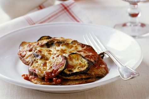 35 Easy Vegetarian Meals Veal Parmesan Recipe, Veal Parmesan, Sweet Potato Latkes, Eggplant Recipes Parmesan, Eggplant Parm, Meatless Monday Recipes, Meat Free Recipes, Parmesan Recipes, Meatless Dinner