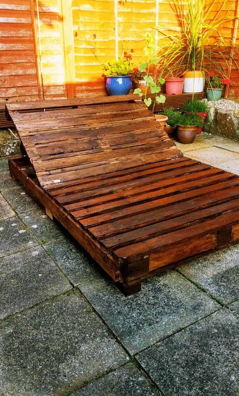 Adjustable Pallet Lounger • 1001 Pallets Bed Made Out Of Pallets, Pallet Lounger, Pallet Bench Diy, Pallet Benches, Cozy Chairs, Pallet Pool, Cabin Porch, Pallet Lounge, Pallet Chair