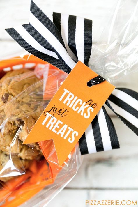 "No Tricks Just Treats" Free Printable Halloween Gift Tag Halloween Treat Gifts, Printable Halloween Tags, Halloween Treat Tags, Cute Halloween Treats, No Tricks Just Treats, Halloween Teacher Gifts, Free Printable Halloween, Teacher Treats, Halloween Printables Free