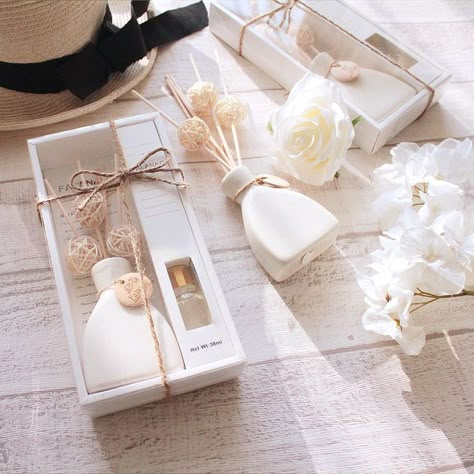 Aesthetic Wedding Souvenirs, Unique Wedding Giveaways Souvenirs, Souvenir Wedding Aesthetic, Hampers Pernikahan, Souvenir Ideas Wedding, Souvenir Aesthetic, Outdoor Weeding, Doorgift Ideas, Kado Nikahan