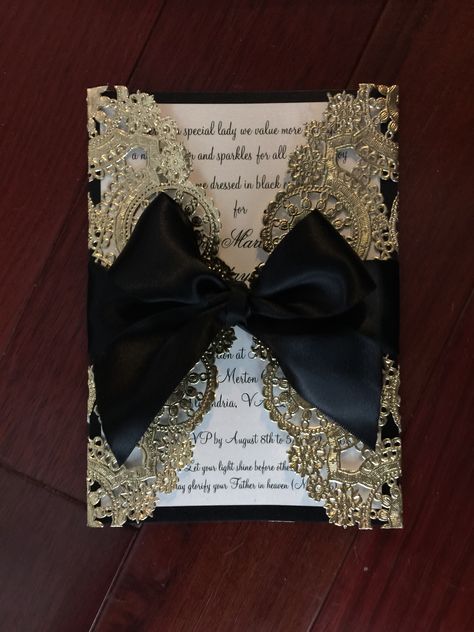 Black and gold doilies invitation. Quince Black And Gold Theme, Black And Gold Quince Invitations, Black And Gold Sweet 16 Invitations, Black And Gold Quinceanera Decorations, Black And Gold Theme Quinceanera, Quince Invitations Black, Gold And Black Quinceanera Theme, Wedding Plate Chargers, Black And Gold Party Invitations